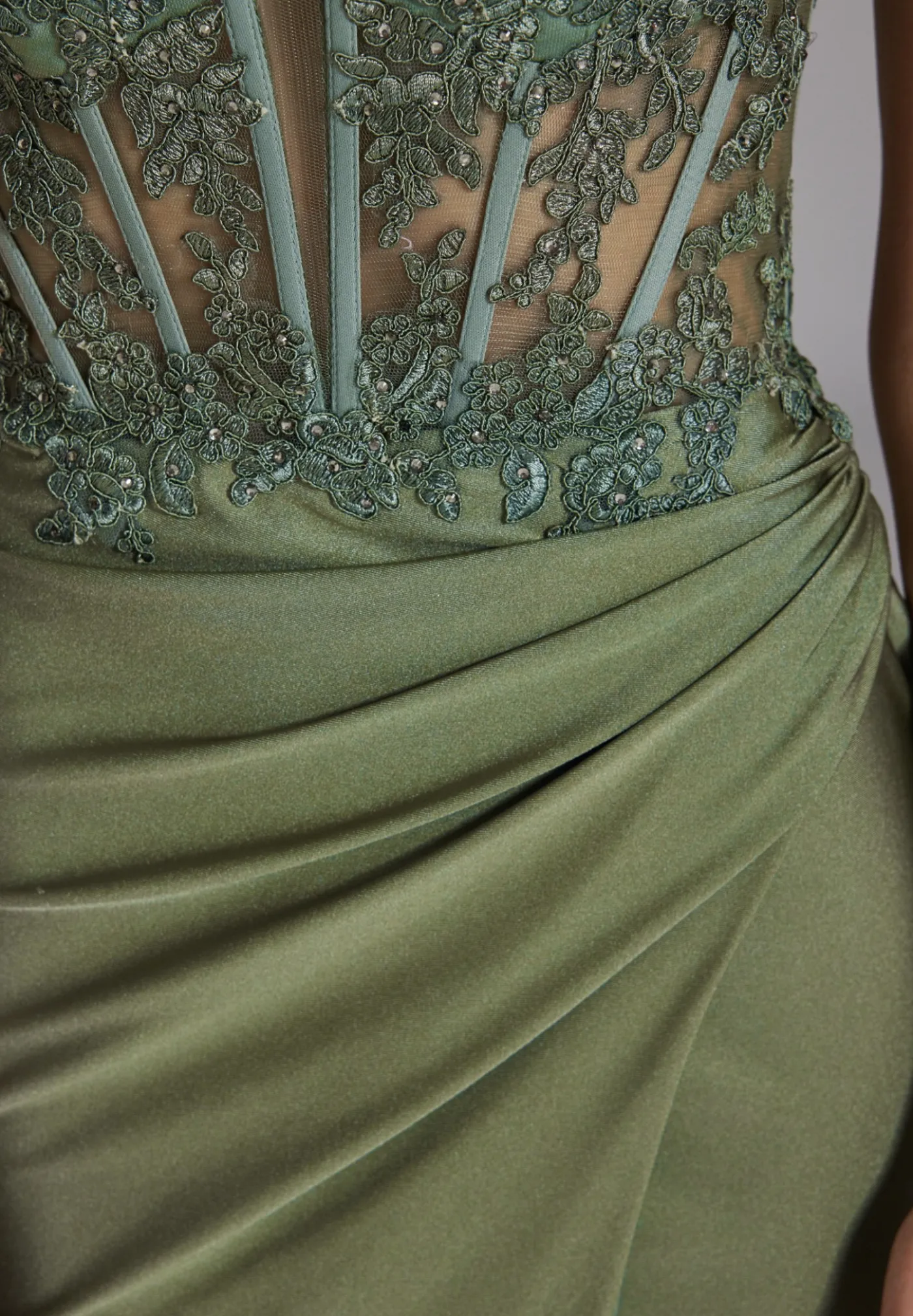 Bodycon Kleid mit Spitzenstickerei und Beinschlitz