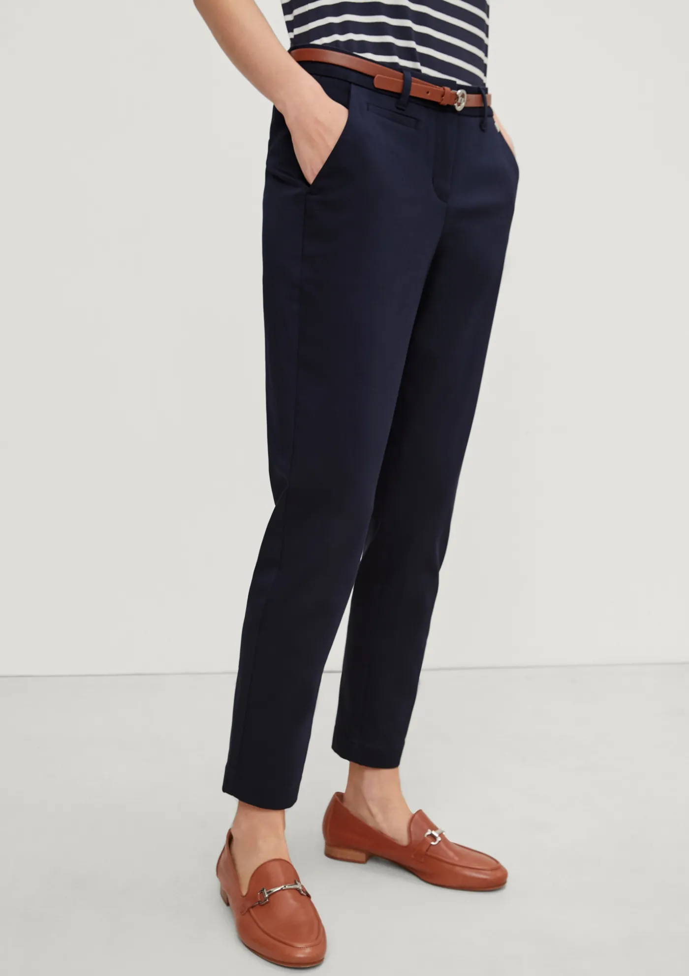 Chino mit Gürtel