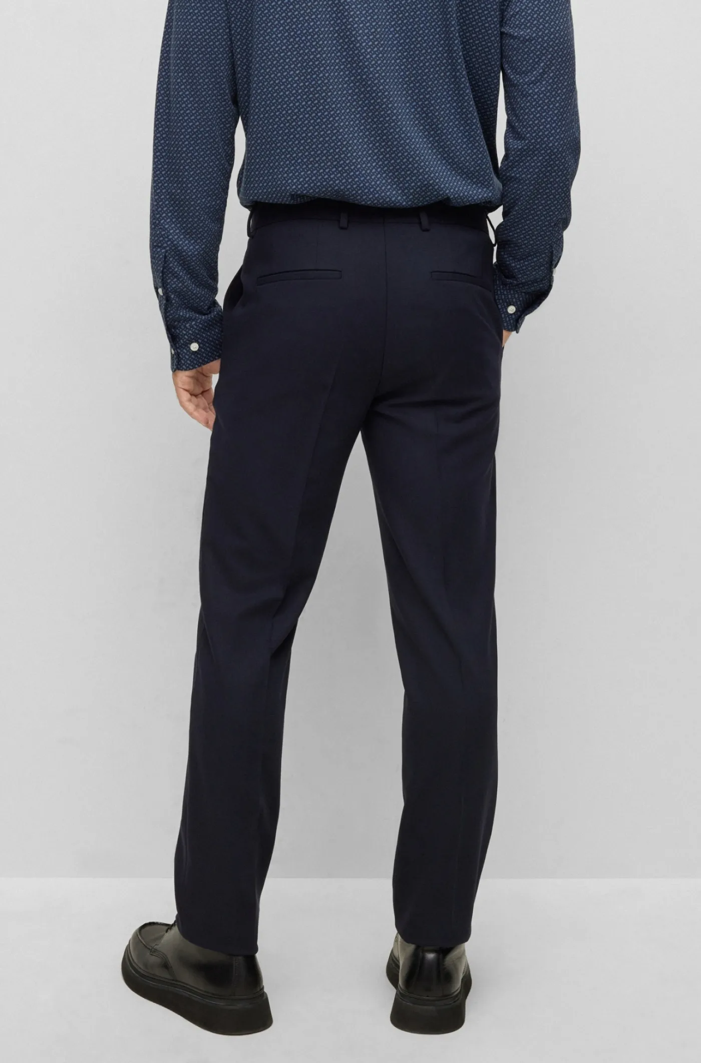 FILIGRAN GEMUSTERTE REGULAR-FIT HOSE AUS STRETCH-GEWEBE