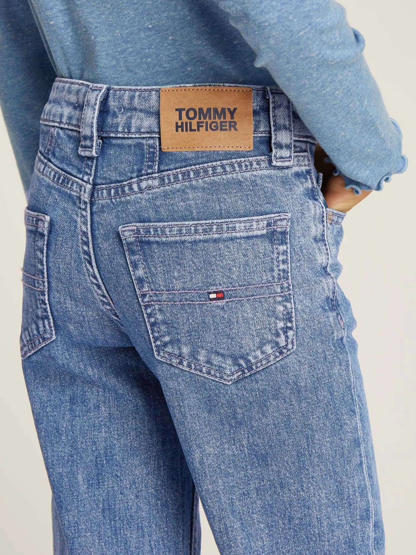 Girlfriend Straight Jeans mit unvernähtem Saum