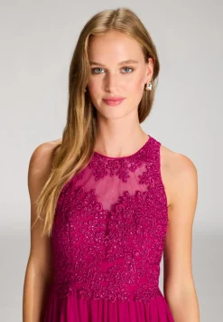 Hochgeschlossenes Chiffonkleid mit Stickerei