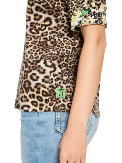 Körpernahes T-Shirt mit Leo-Print