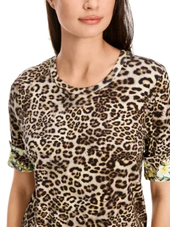 Körpernahes T-Shirt mit Leo-Print