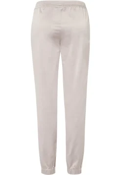 Satinhose im Joggingstil