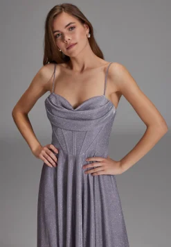 Schimmerndes Abendkleid mit Drapierung