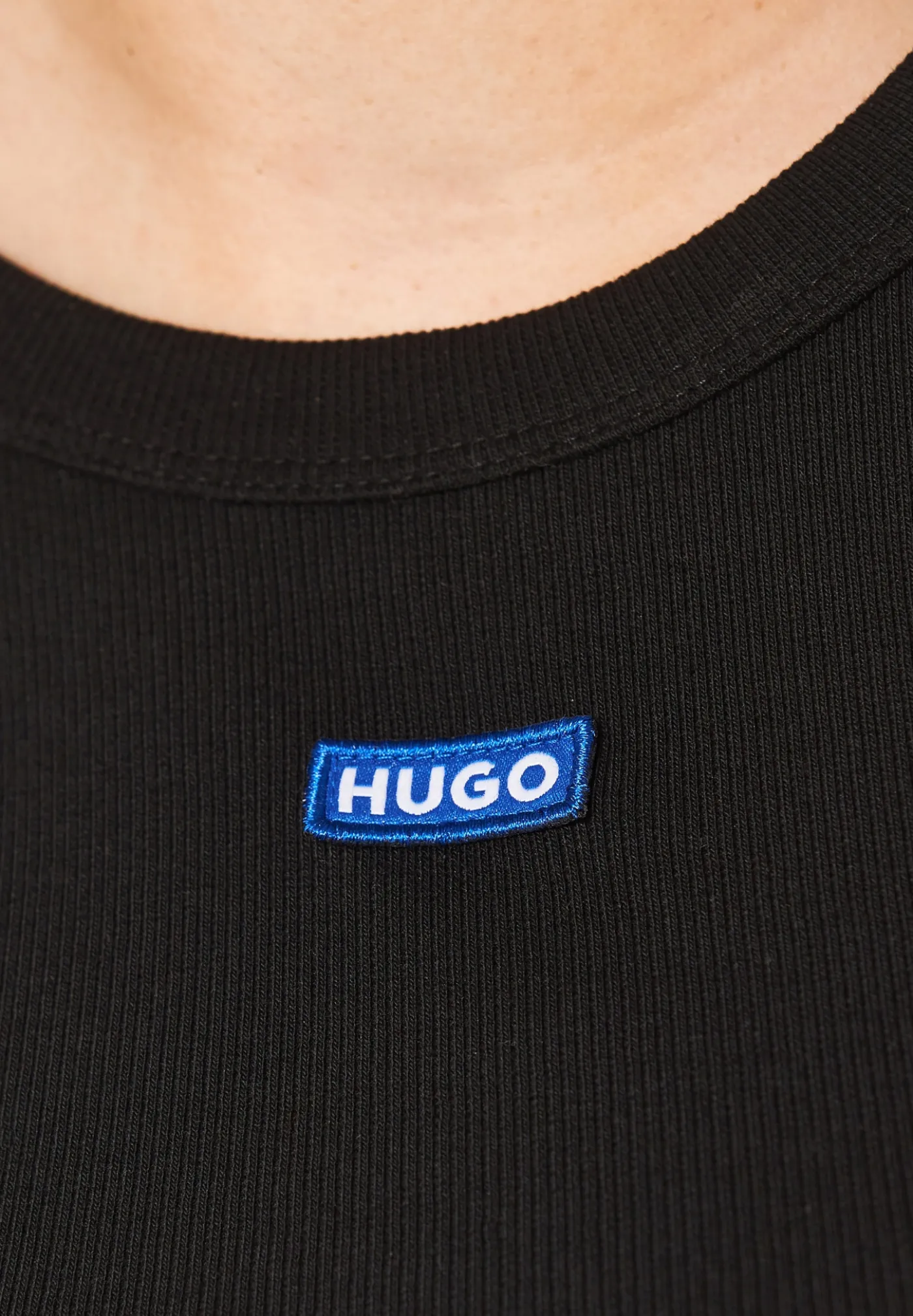 Slim-Fit Top aus Stretch-Baumwolle mit blauem Logo-Aufnäher