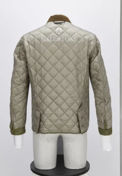 Steppjacke mit leicht tailliertem Schnitt