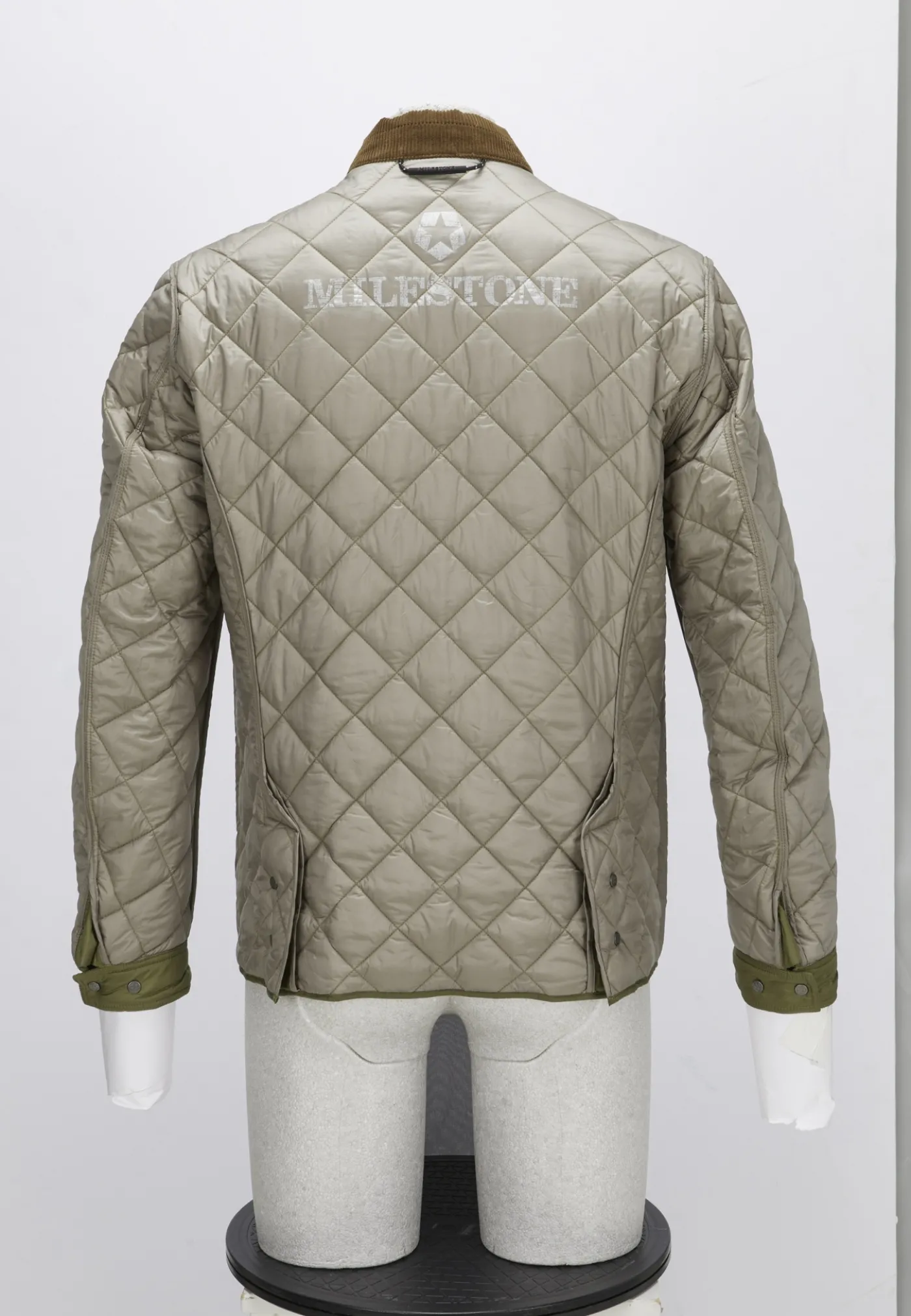 Steppjacke mit leicht tailliertem Schnitt