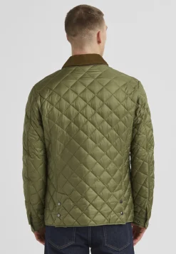 Steppjacke mit leicht tailliertem Schnitt