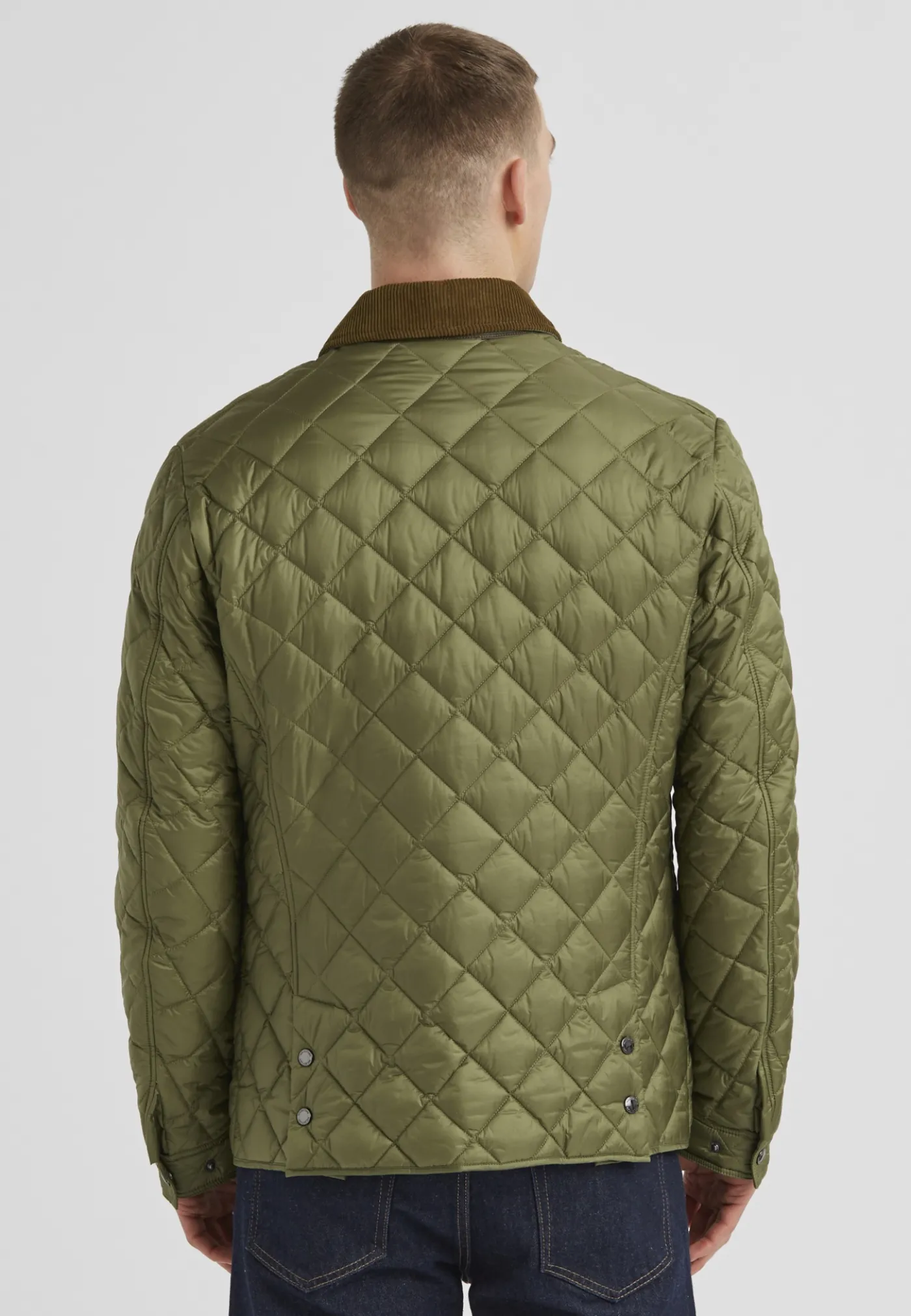 Steppjacke mit leicht tailliertem Schnitt