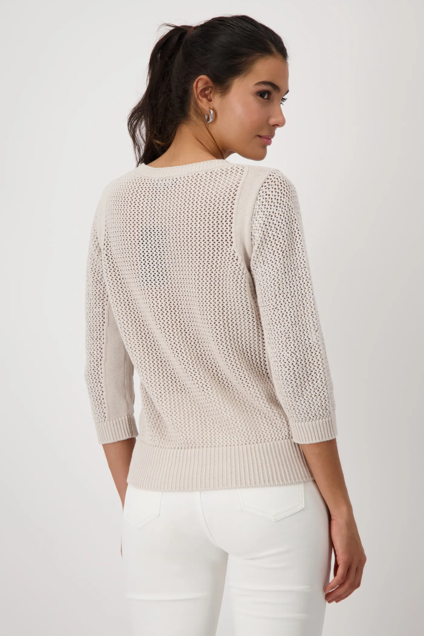 Strickpullover mit Schmuck