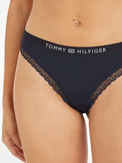 String mit Spitze und gleichfarbigem Logo