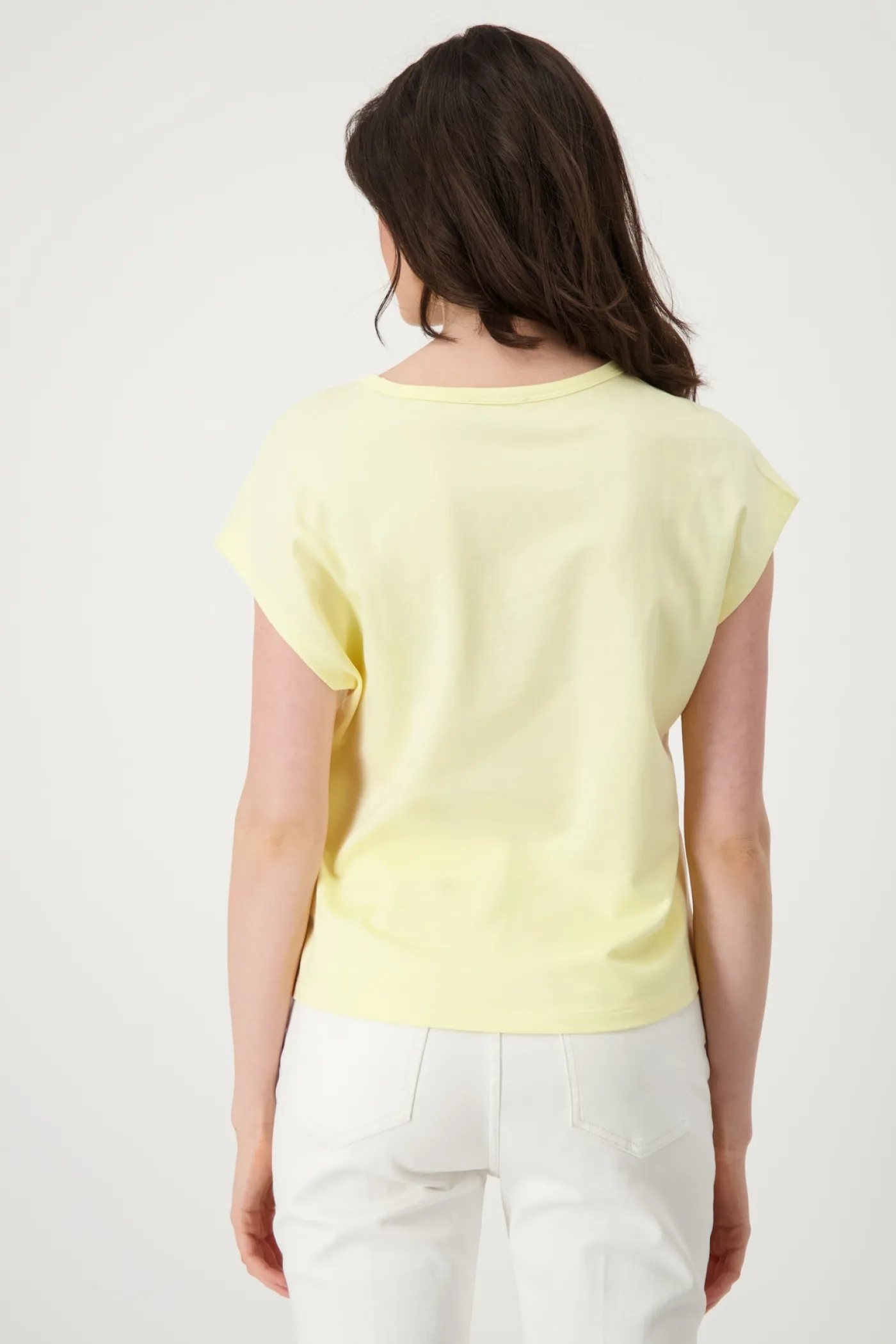 T-Shirt mit Kettenschmuck