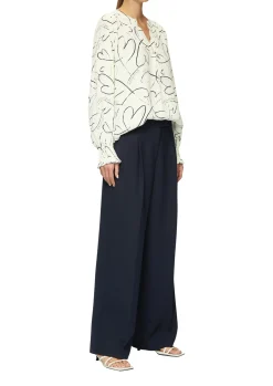 Viskosebluse mit All-over-Print und Smok-Detail am Ärmel