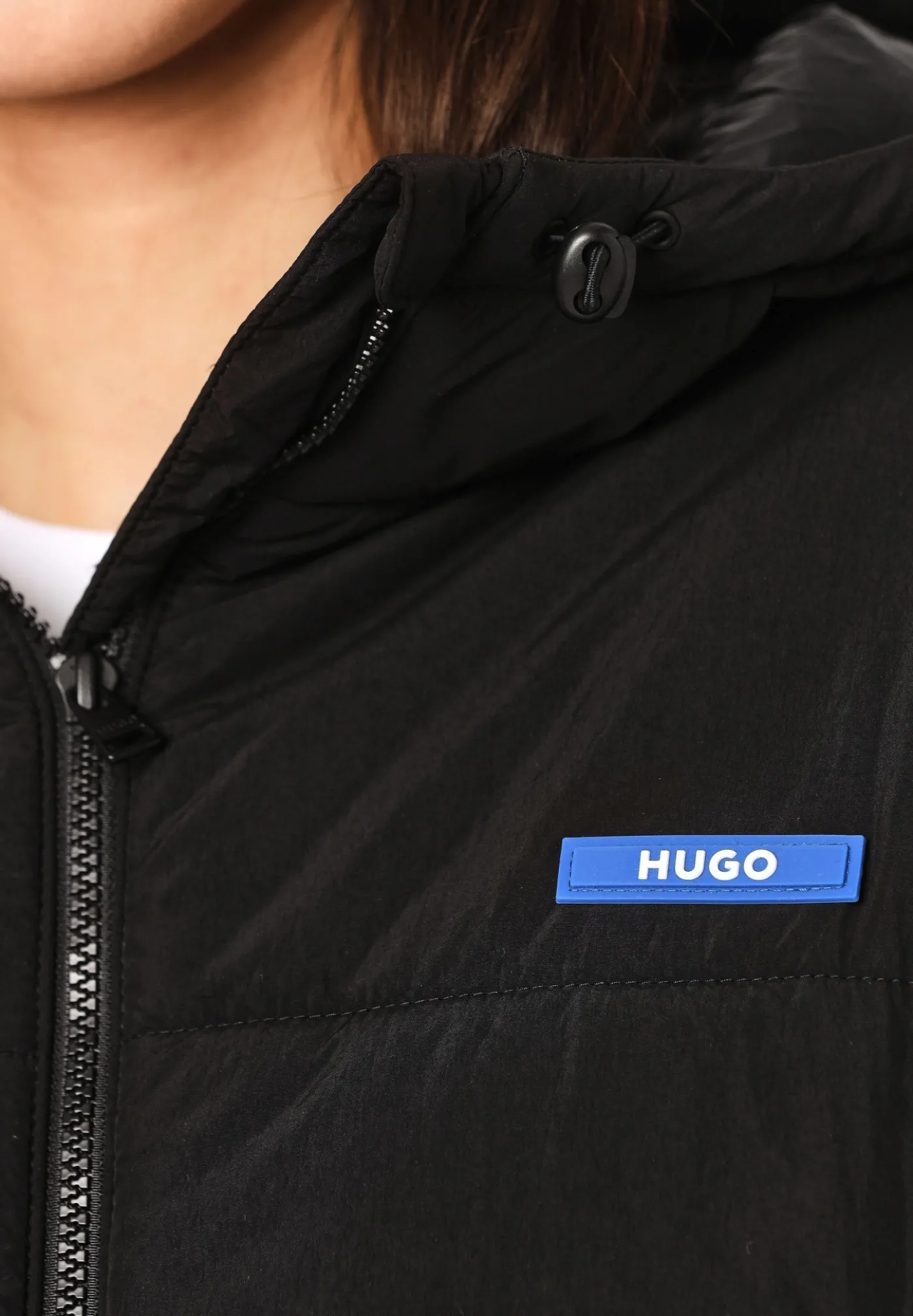 Wasserabweisende, wattierte Jacke mit blauem Logo-Label